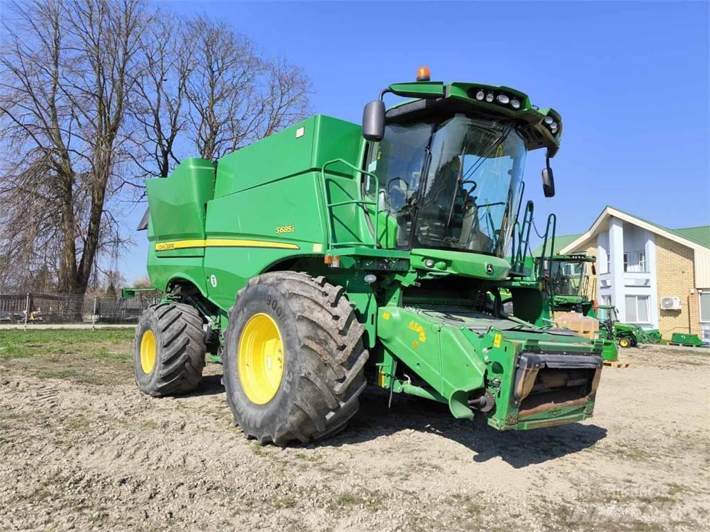 John Deere S685 联合收割机