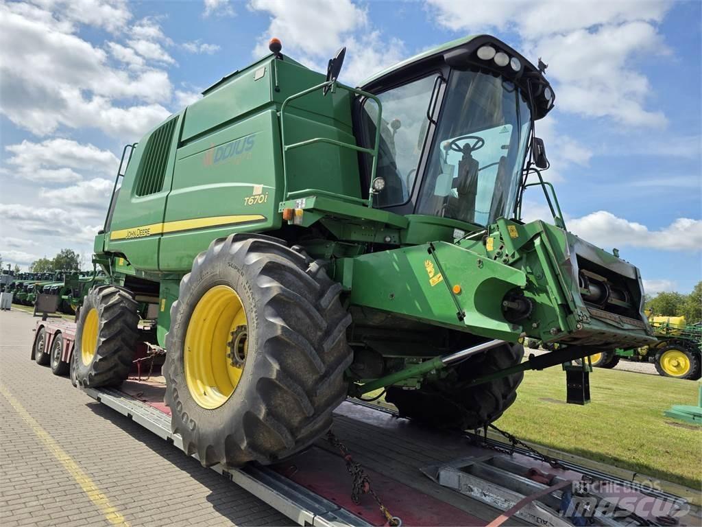 John Deere T670 联合收割机