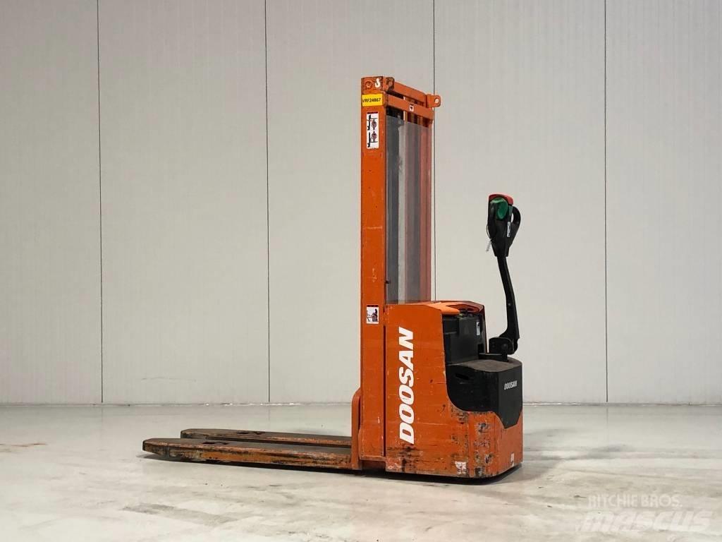 Doosan LEDS12.5C 手推堆垛车