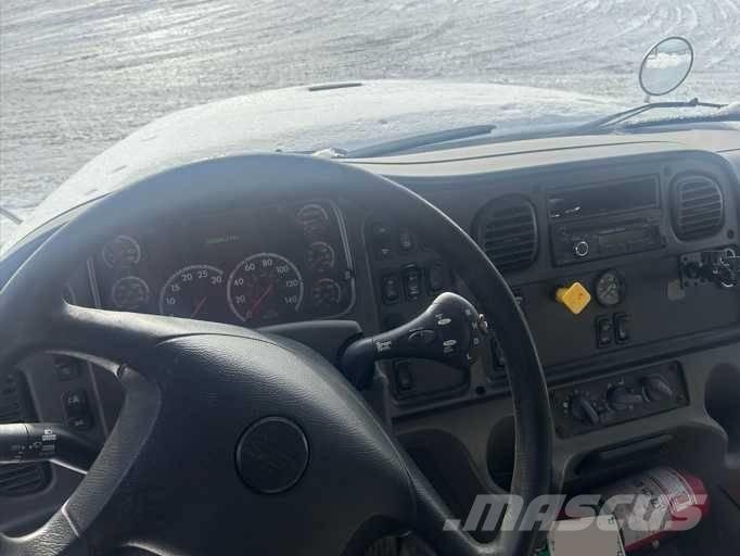 Freightliner M2-112 厢式货车