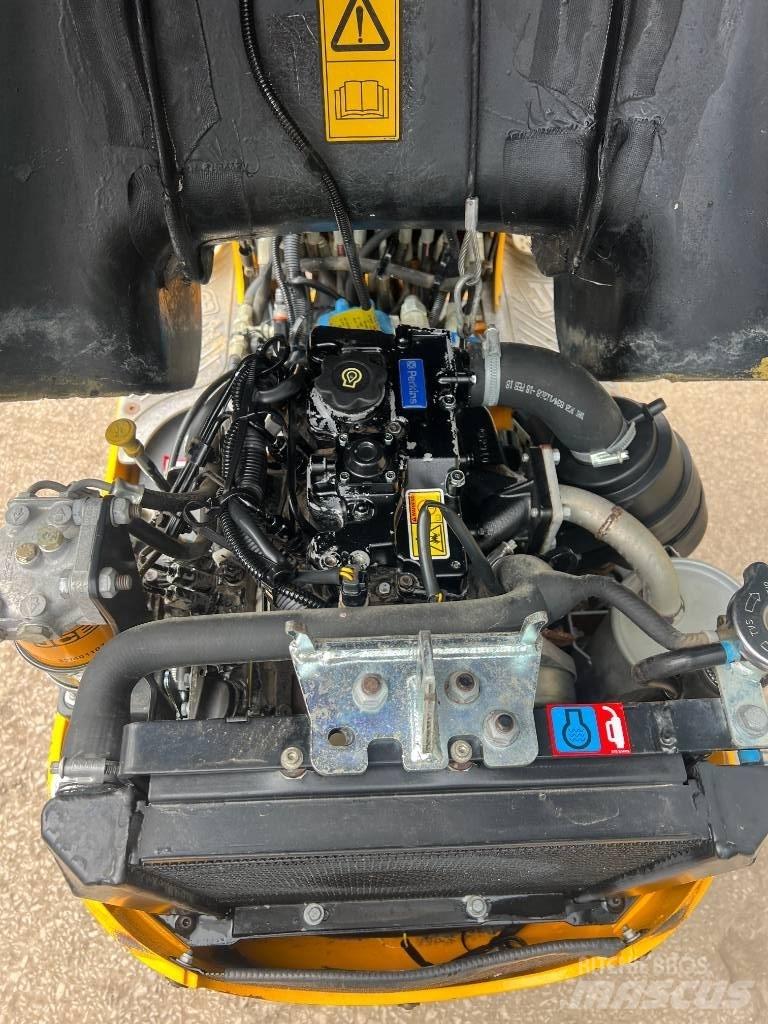 JCB 8008 CTS 小型挖掘机