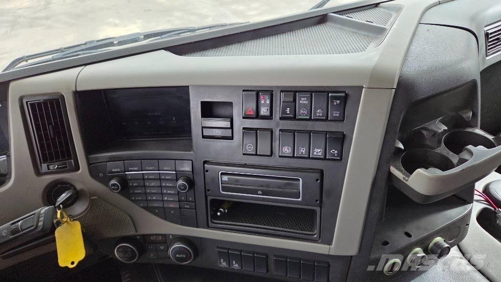 Volvo FM460 6X2*4 工程吊钩车