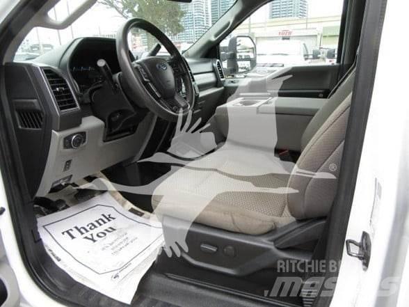 Ford F550 平板栏板货车