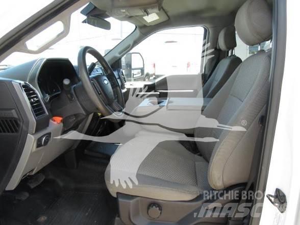 Ford F550 平板栏板货车