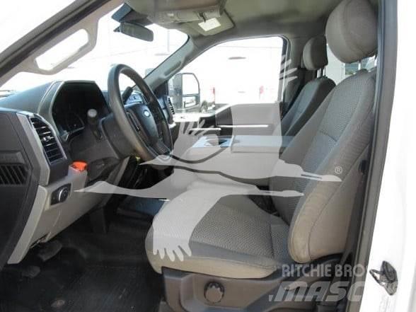 Ford F550 平板栏板货车