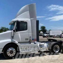 Volvo VNL 64T200 牵引车