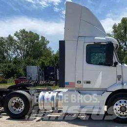 Volvo VNL 64T200 牵引车