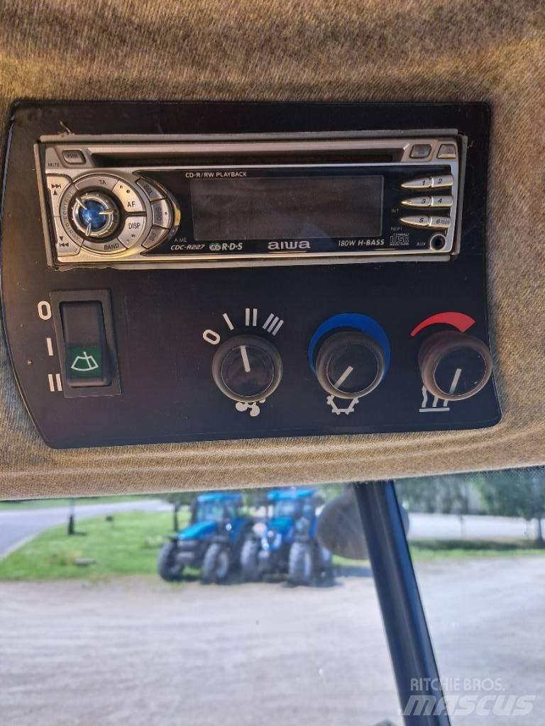 New Holland TC5050 联合收割机