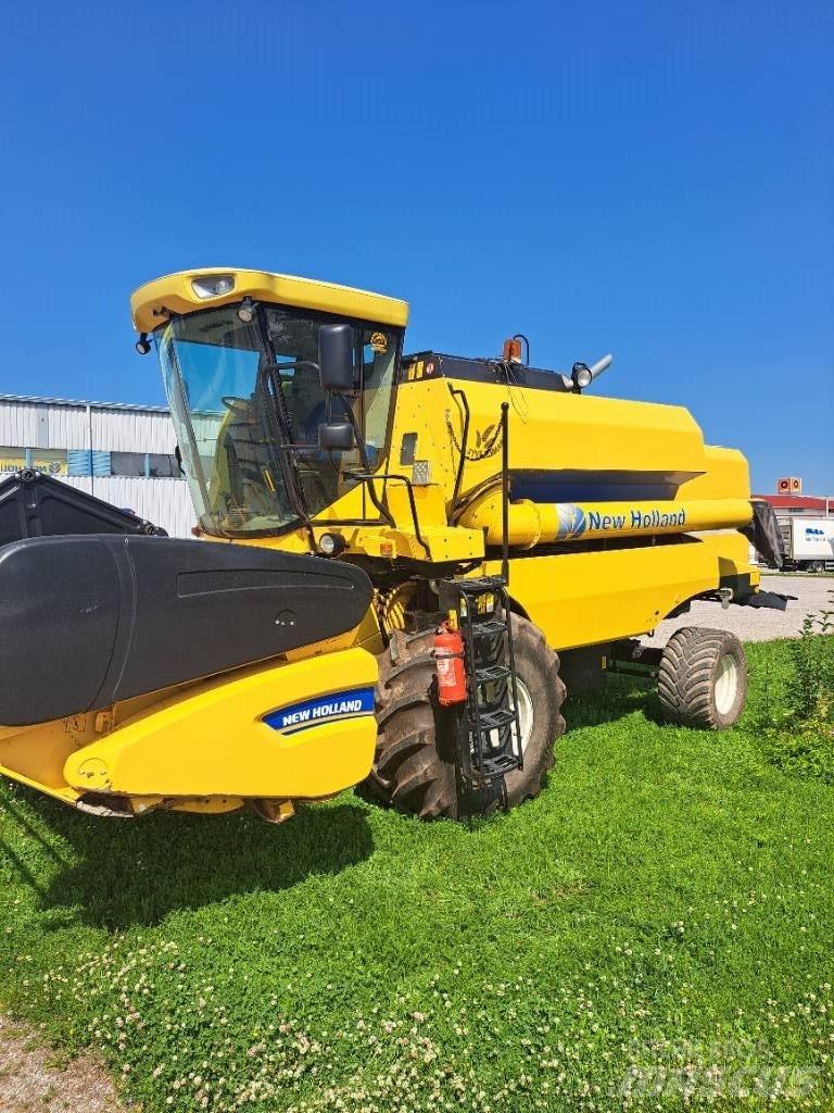New Holland TC5050 联合收割机