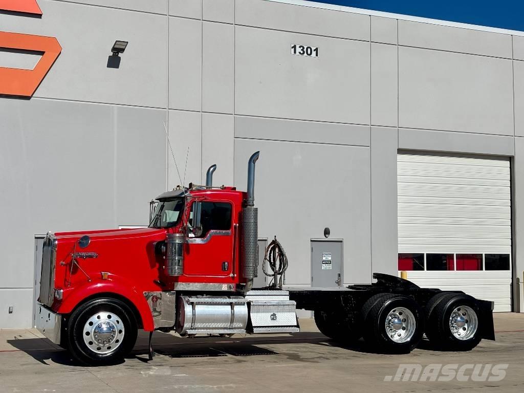 Kenworth W 900 牵引车