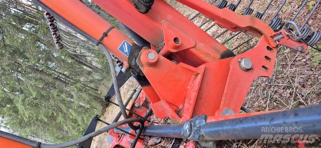 Kuhn GA 8121 料堆整形机