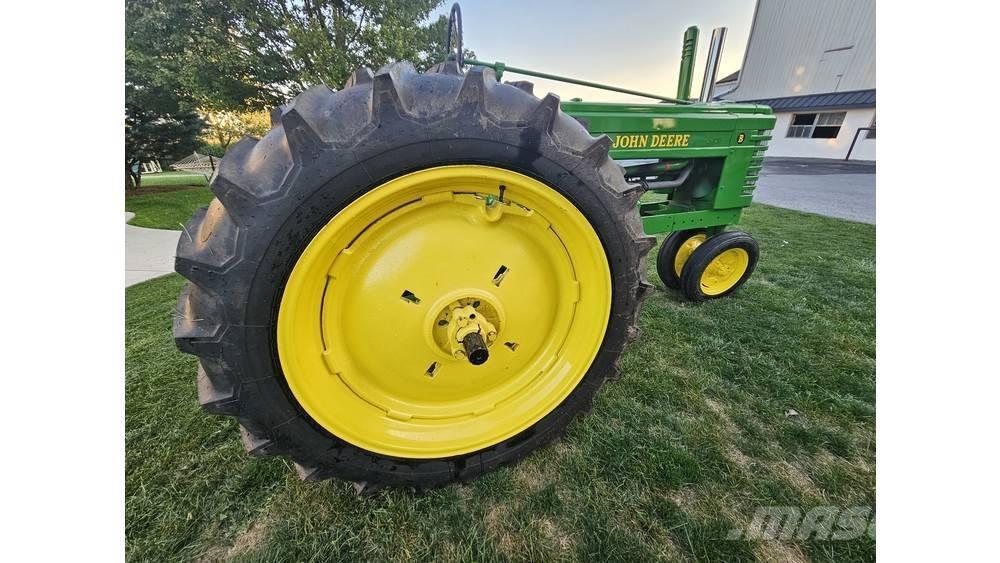 John Deere B 挖坑机
