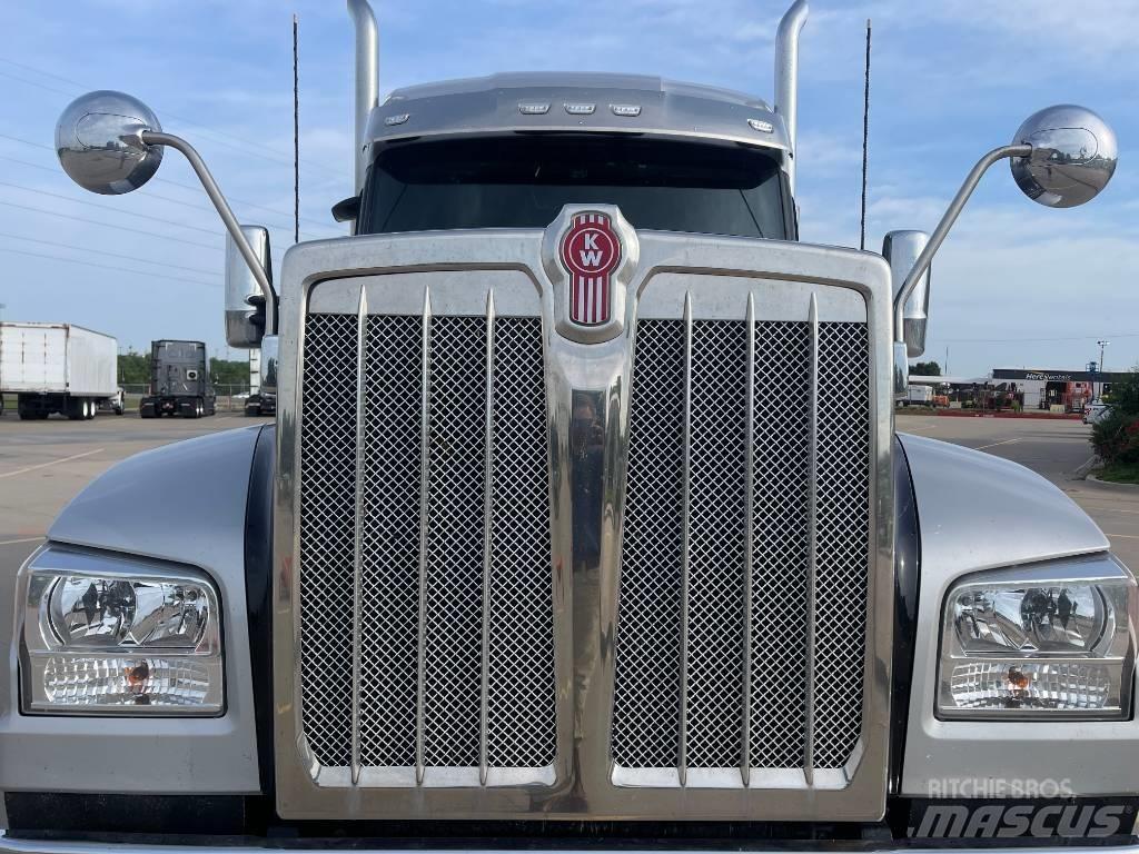 Kenworth W 990 牵引车