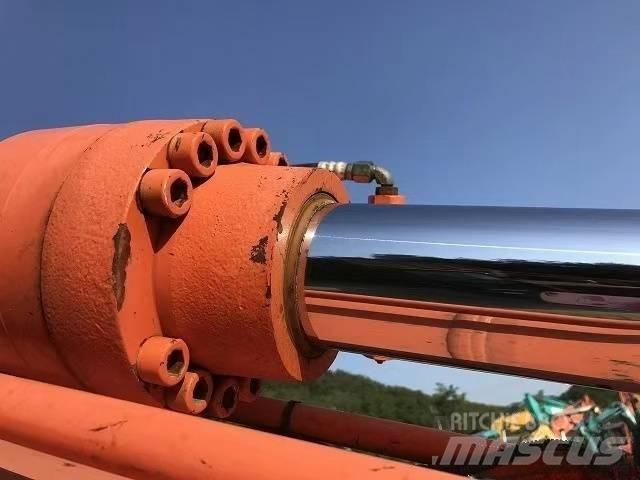 Hitachi ZX 200 履带挖掘机