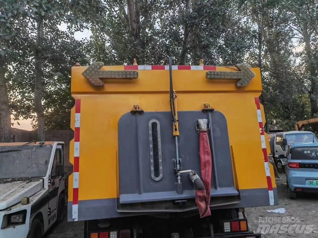 Isuzu ELF 道路清扫车