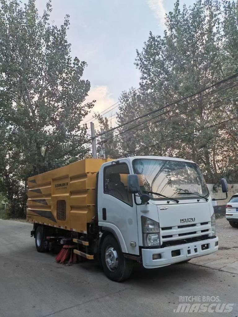 Isuzu ELF 道路清扫车
