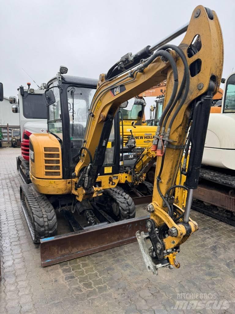 CAT 302.7 D 小型挖掘机