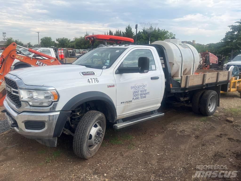 RAM 5500 平板栏板货车