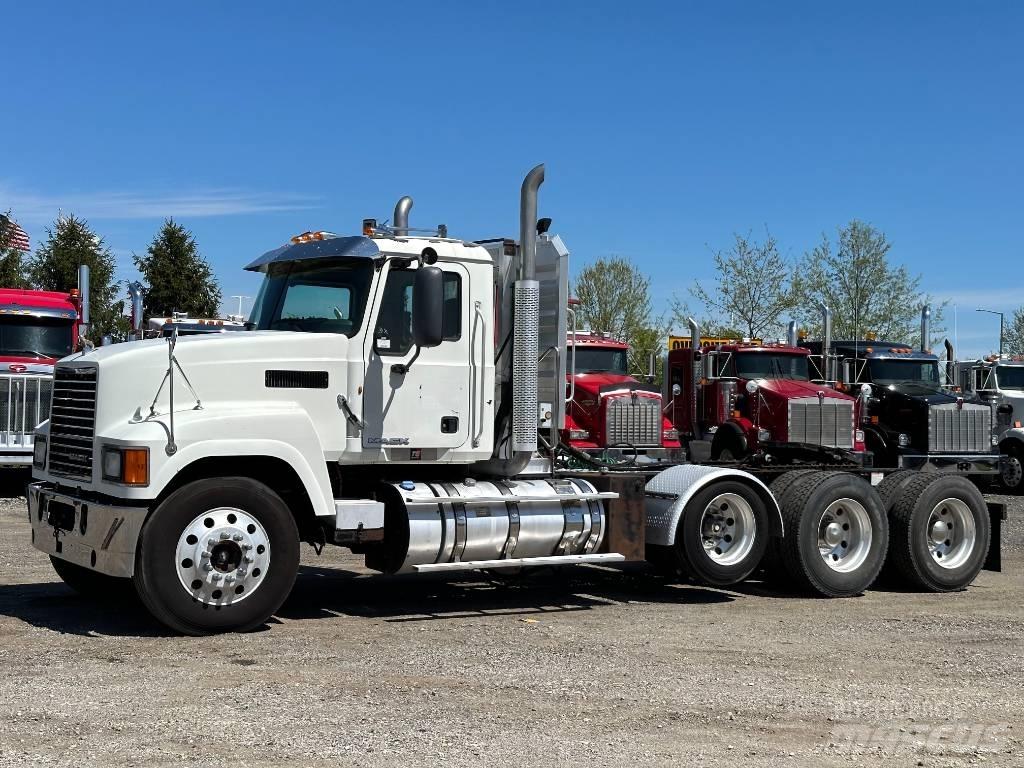 Mack CHU613 牵引车