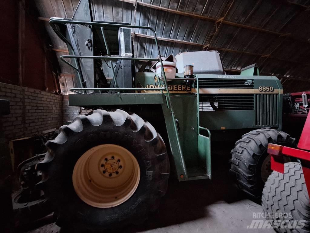 John Deere 6850 自走式青贮饲料收割机