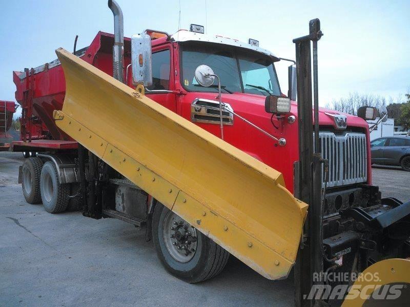 Western Star 4700 SB 推雪机