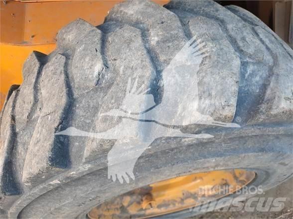 JCB 3TS-8W 滑移装载机