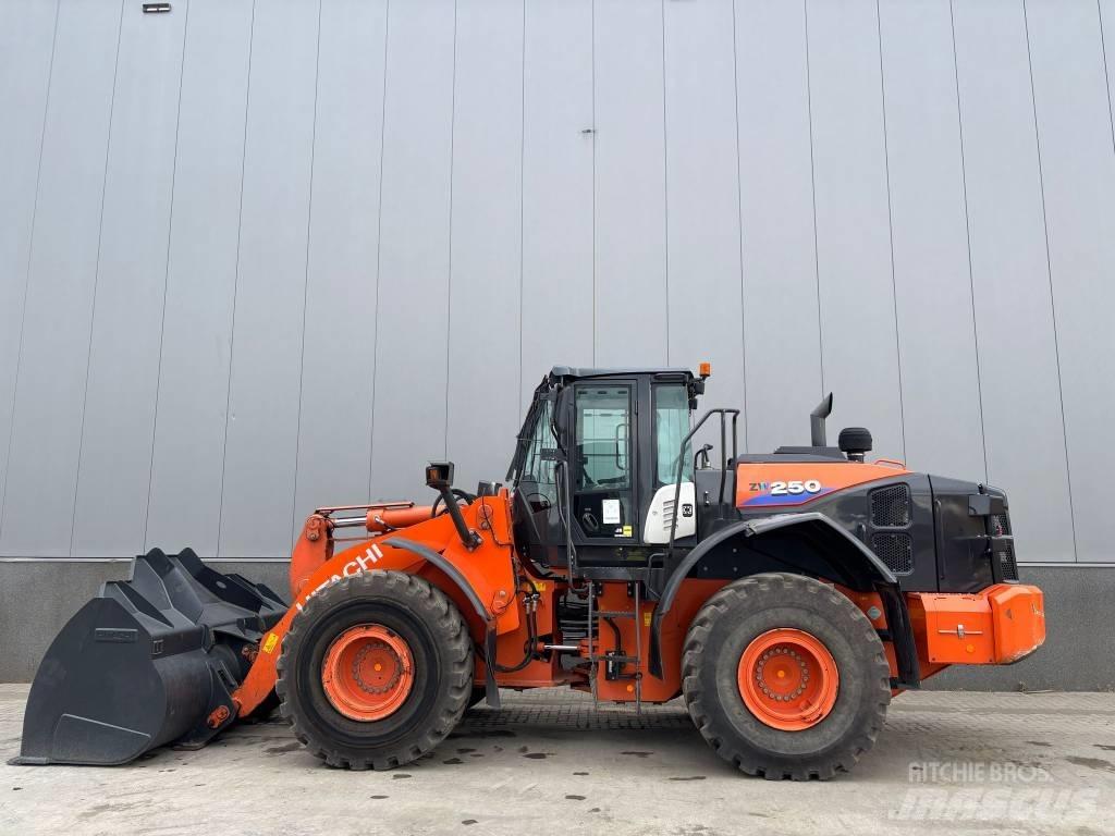 Hitachi ZW 250-6 轮式装载机