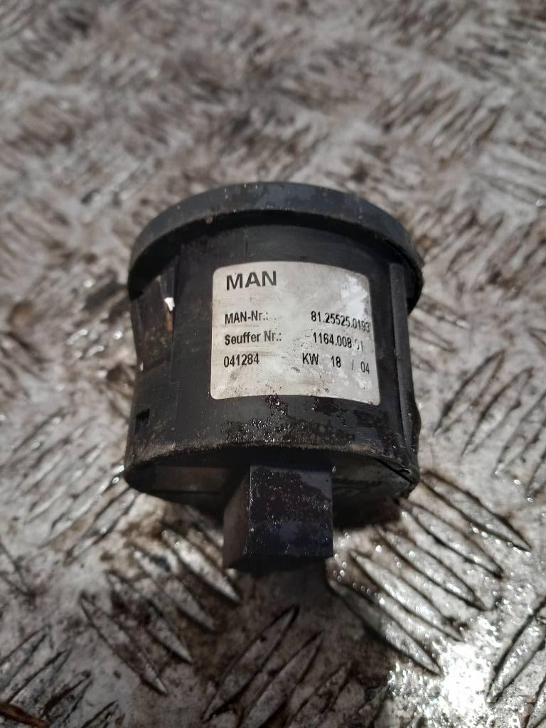 MAN TGA  81255250193 驾驶室与内部