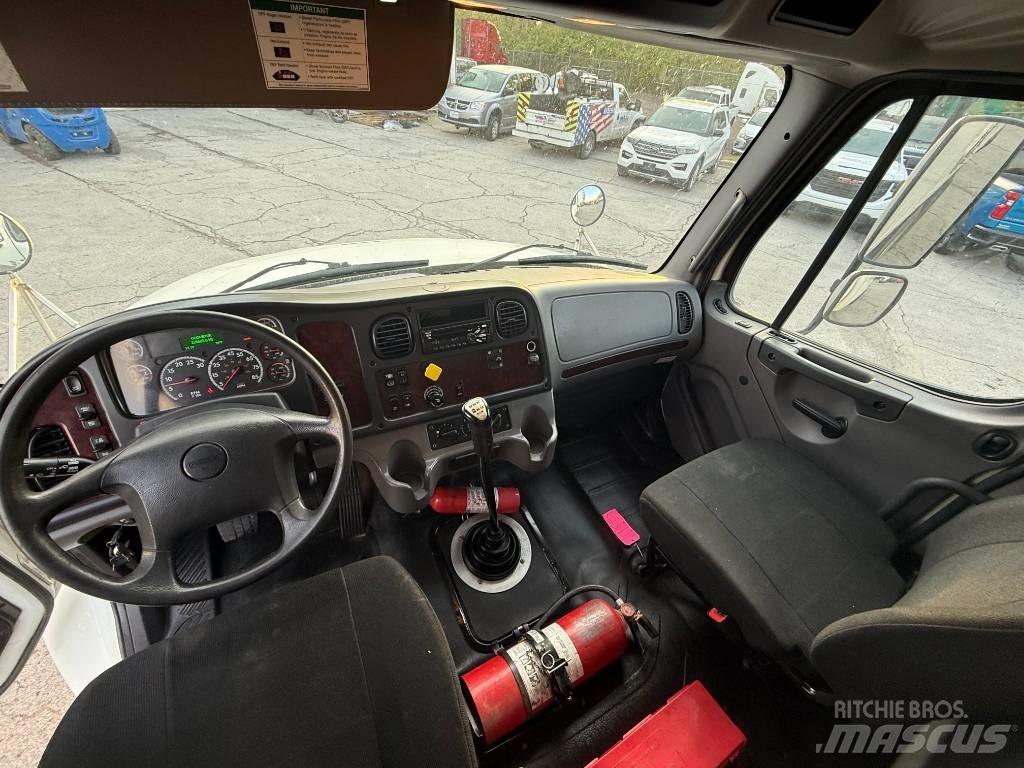 Freightliner M 106 厢式货车