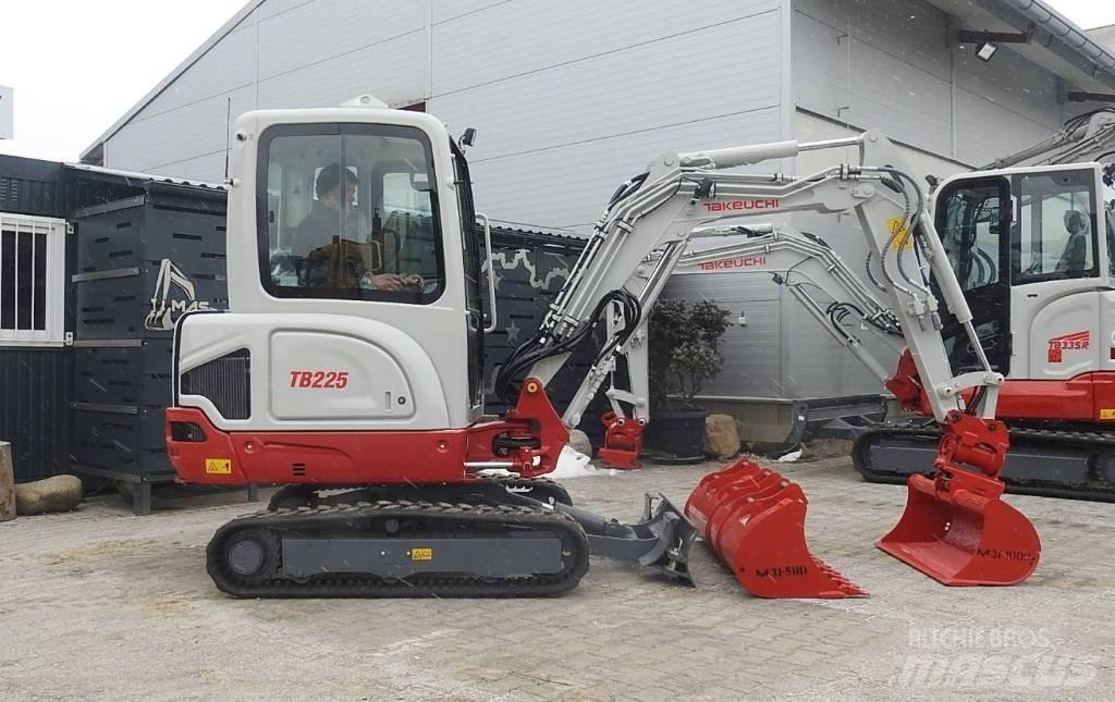 Takeuchi TB225 小型挖掘机