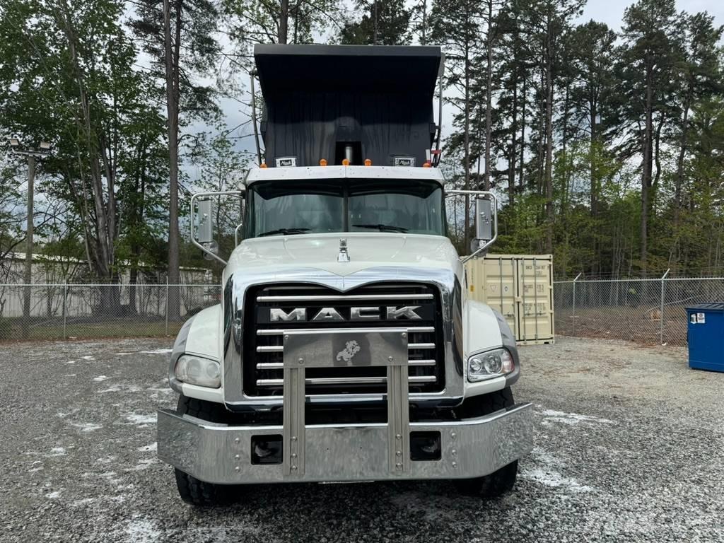 Mack GU813 自卸式货车