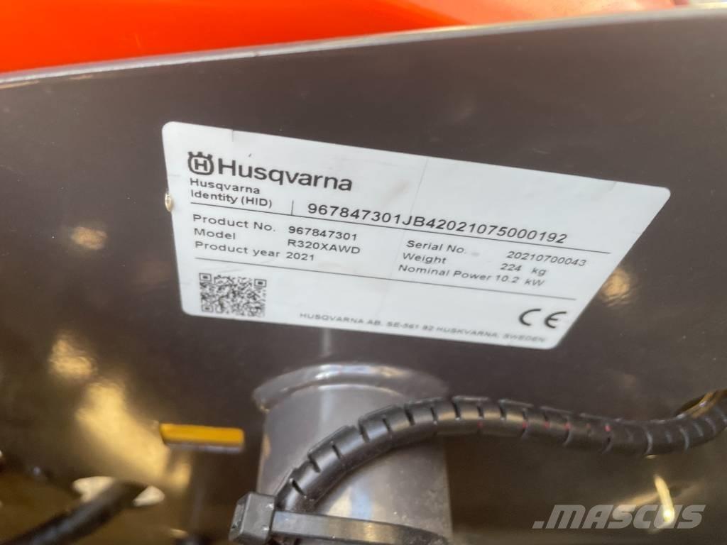 Husqvarna R320X AWD 骑乘式割草机