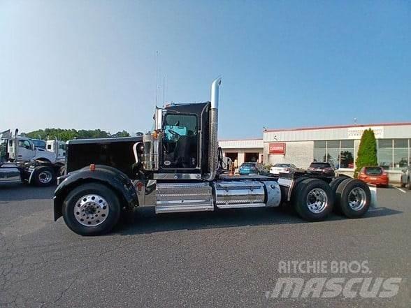 Kenworth W900L 牵引车
