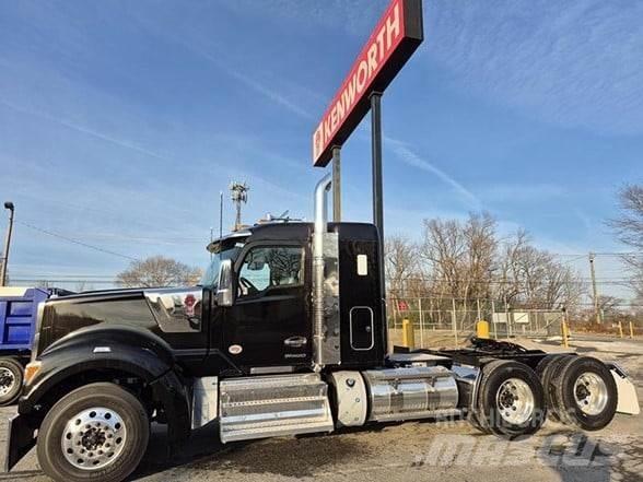 Kenworth W990 牵引车