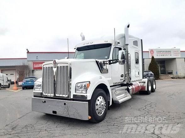 Kenworth W990 牵引车