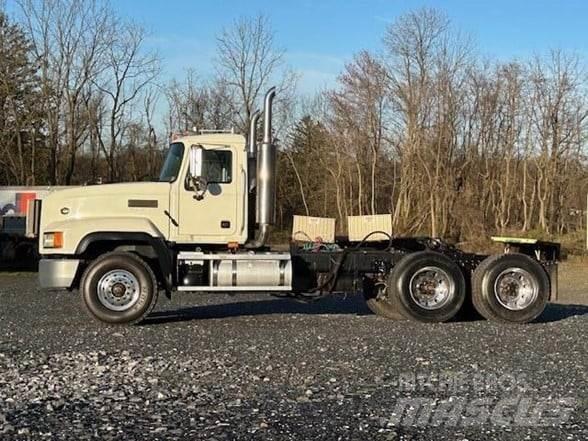 Mack CL733 牵引车