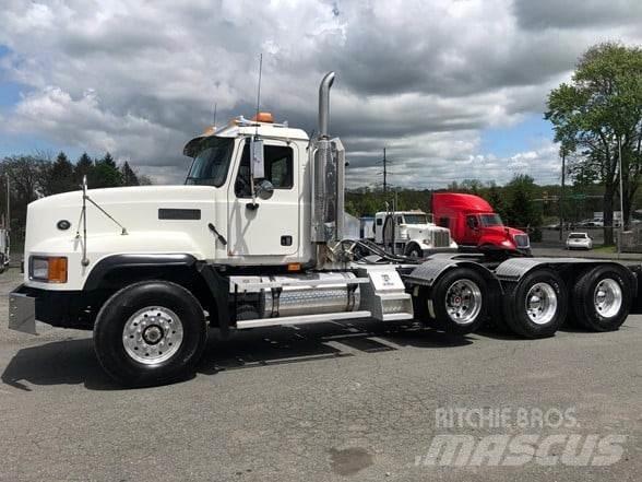 Mack CL733 牵引车
