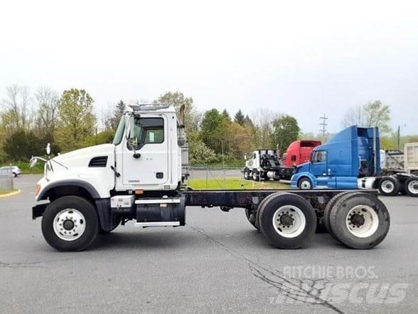 Mack GRANITE CV713 平板车
