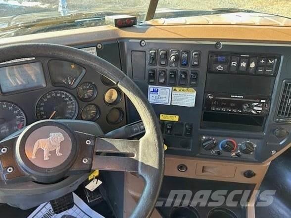 Mack GRANITE GU713 自卸式货车