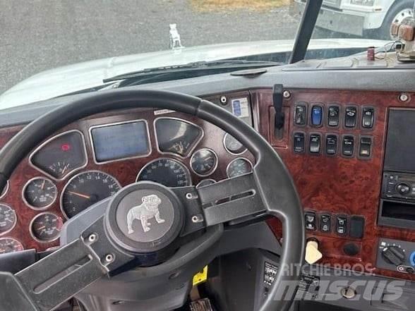 Mack GRANITE GU813 垃圾车