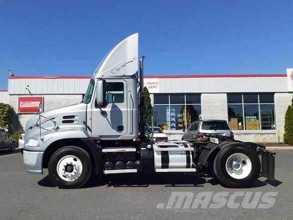 Mack PINNACLE CXU612 牵引车