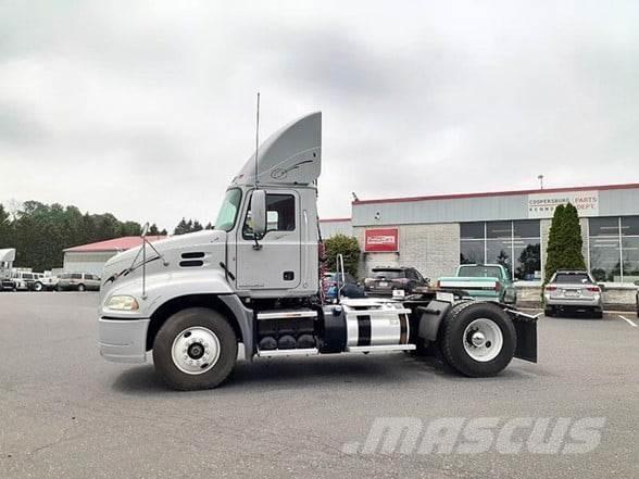 Mack PINNACLE CXU612 牵引车