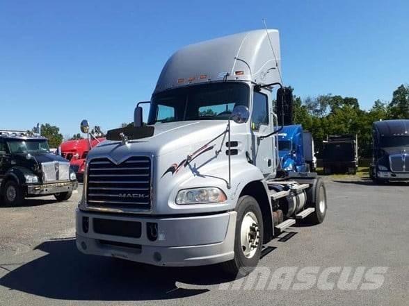 Mack PINNACLE CXU612 牵引车