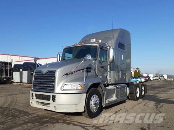 Mack PINNACLE CXU613 牵引车