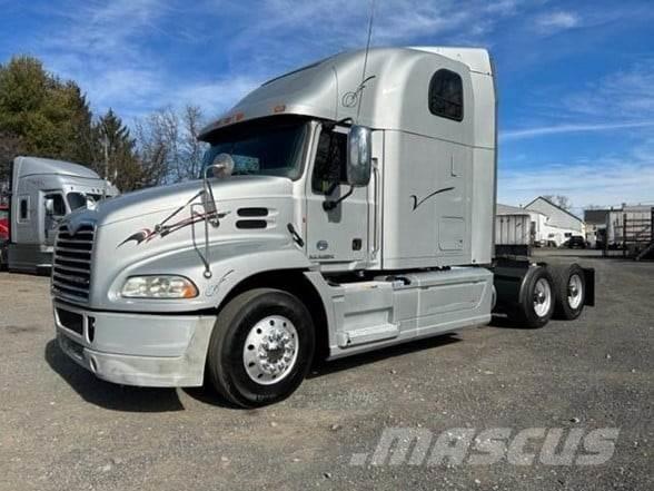 Mack PINNACLE CXU613 牵引车