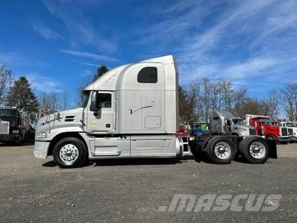 Mack PINNACLE CXU613 牵引车