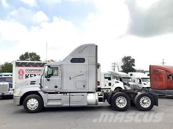 Mack PINNACLE CXU613 牵引车