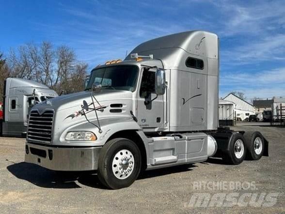 Mack PINNACLE CXU613 牵引车