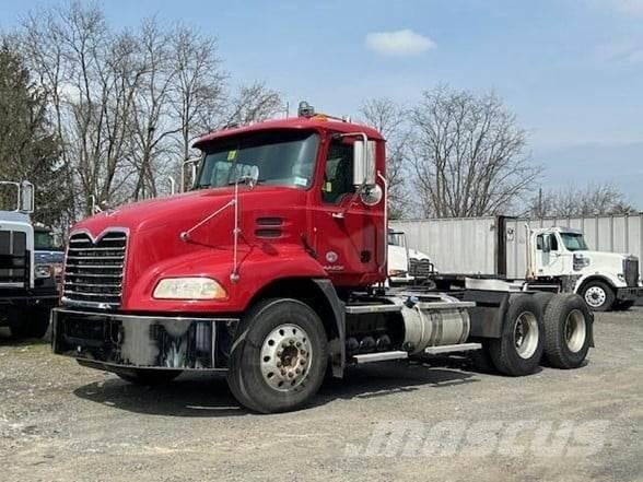 Mack PINNACLE CXU613 牵引车