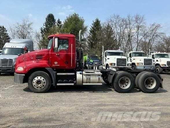 Mack PINNACLE CXU613 牵引车